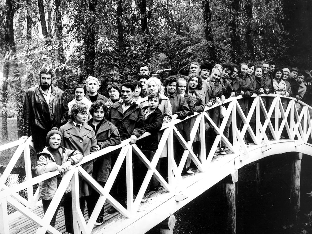 Сергей Довлатов — экскурсовод в Пушкинских Горах. Псковская область, 1976–1977 годы. Фотография: архив Наташи Шарымовой / иллюстрация из книги Владимира Соловьева и Елены Клепиковой «Быть Сергеем Довлатовым. Трагедия веселого человека». Москва‎: издательство «Рипол-Классик», 2014