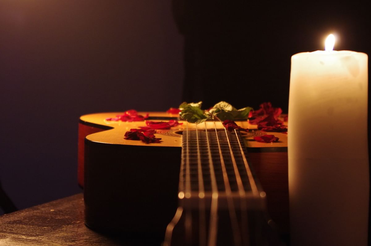 Песни на вечер памяти. Свеча на столе. Гитара свеча. Вечер свечи. Романсы свеча.