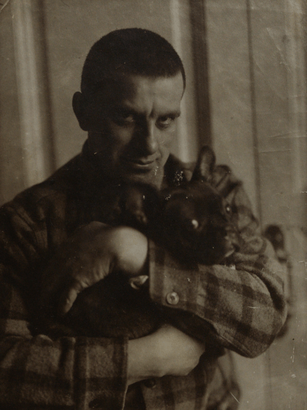 Осип Брик. Владимир Маяковский с собакой Булькой. Москва, 1926 год. Государственный музей В.В. Маяковского, Москва