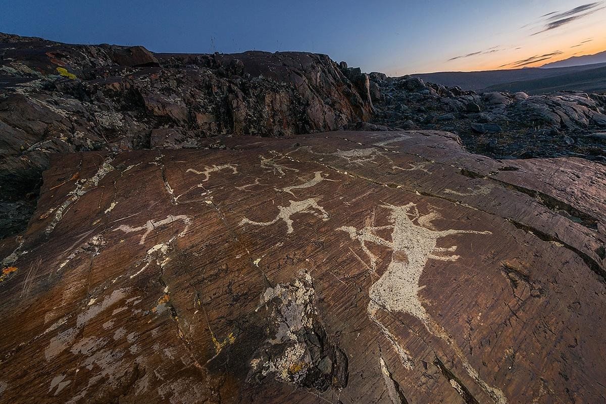 Петроглифы горный алтай фото