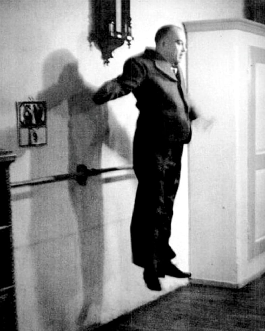 Последний прыжок Вацлава Нижинского. 1939 год. Фотография: Жан Монзон