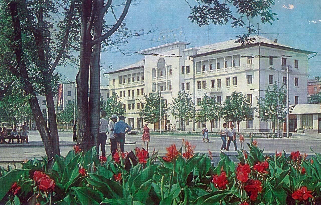 Чиасср. Грозный до войны. Город Грозный 1990. Гостиница Кавказ Грозный до войны. Гостиница Кавказ Грозный 1995.
