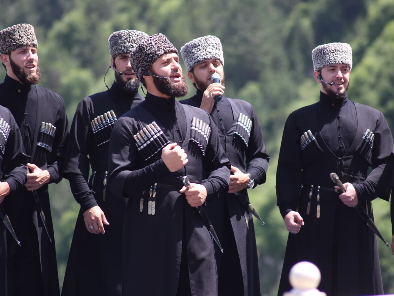 Уважение к окружающим на северном кавказе. Народы Северного Кавказа ингуши. Народы Кавказа осетины. Народы Северного Кавказа Адыги. Ризавди Исмаилов честь.