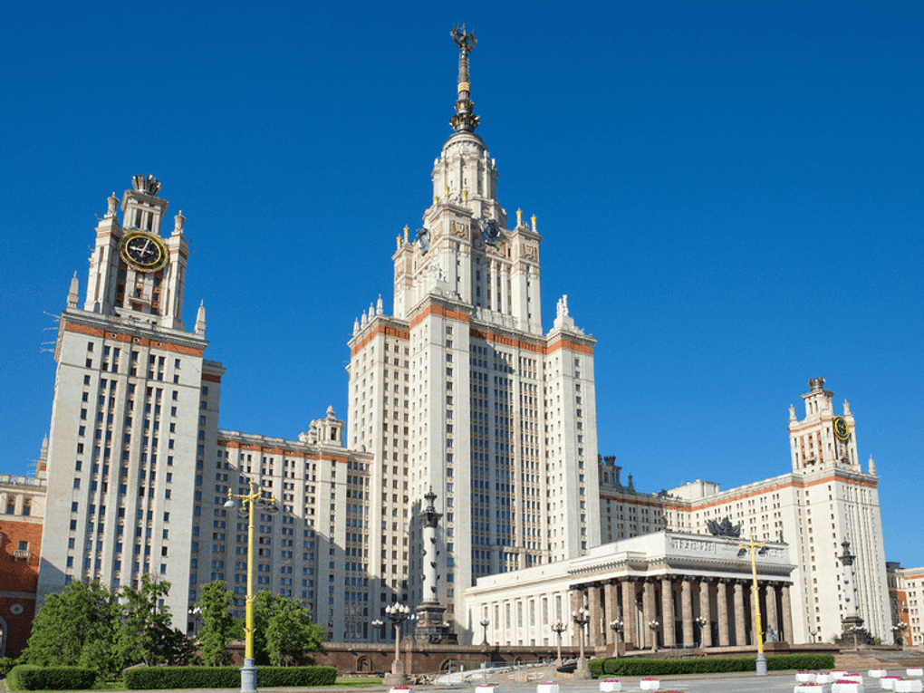 Главное здание Московского государственного университета им. М.В. Ломоносова на Воробьевых горах, Москва. Фотография: Елена Коромыслова / фотобанк «Лори»