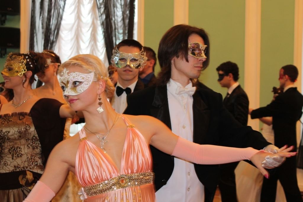 дубинин бал-маскарад. маскарад испания. новогодний бал во дворце. вечеринка в стиле карнавал. бал маскарад в москве 2022.