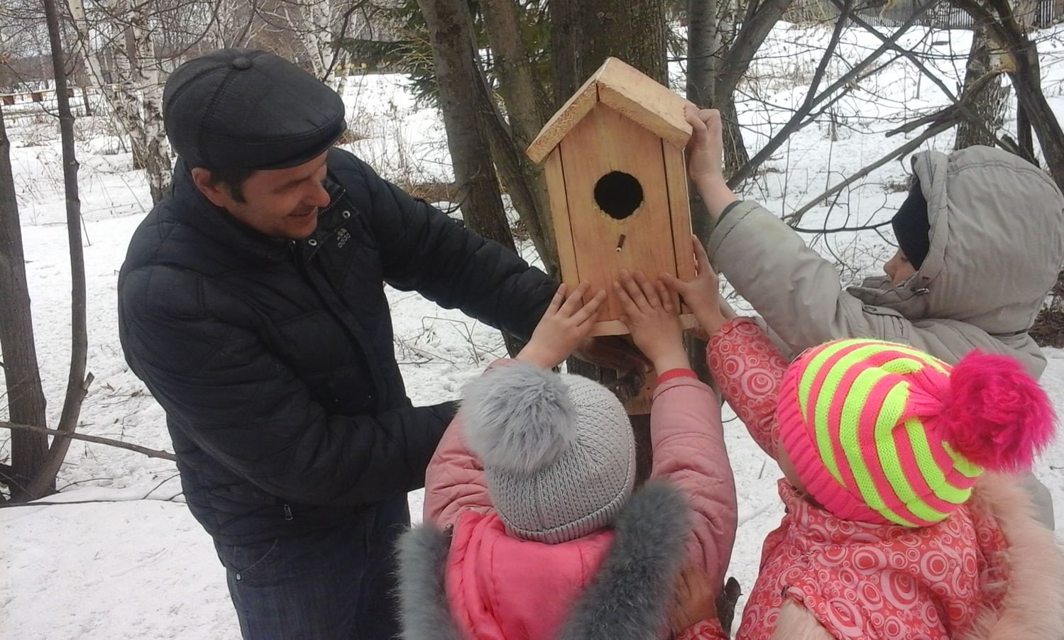 Дети вешают скворечник картинки