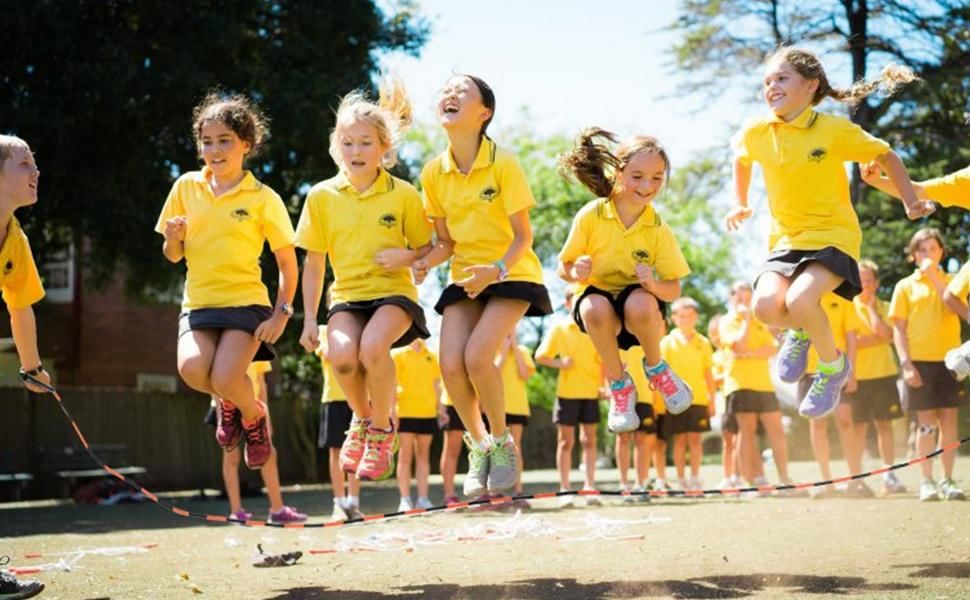 Игры дети прыгает. Детские спортивные соревнования. Спортивные и подвижные игры. Спорт дети. Дети прыгают.