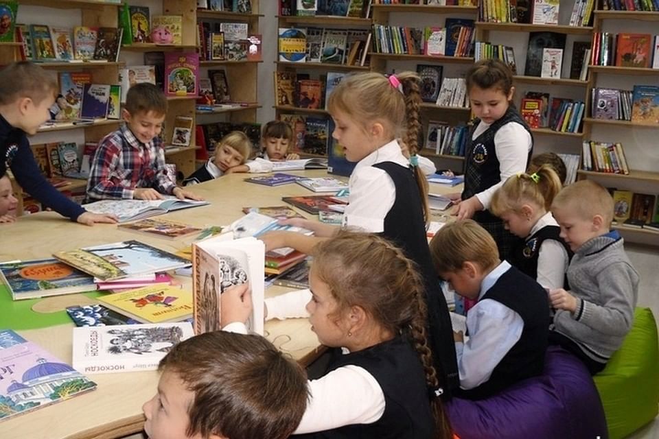 Мбук вцбс владивосток. Первоклашки в библиотеке. Занятия в библиотеке. Экскурсия в библиотеку для первоклассников. Первоклассник в библиотеке.