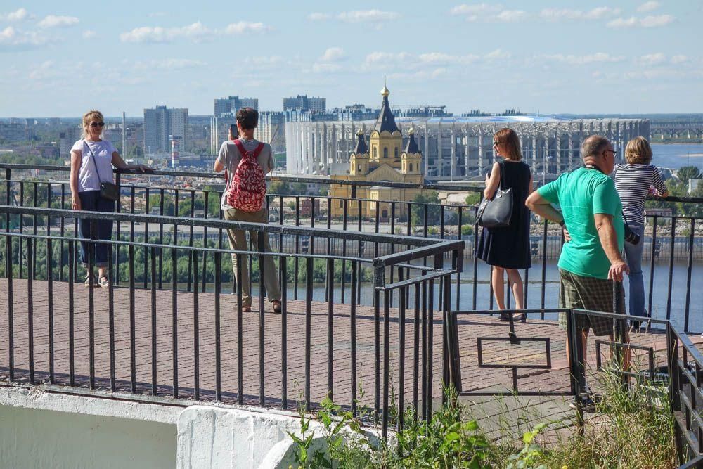 Нижегородинтур нижний. Набережная Федоровского мост влюбленных. Набережная Федоровского пешеходный мостик. Стадион Нижний Новгород для прогулок. Набережной Федоровского от пешеходного мостика через овраг\.