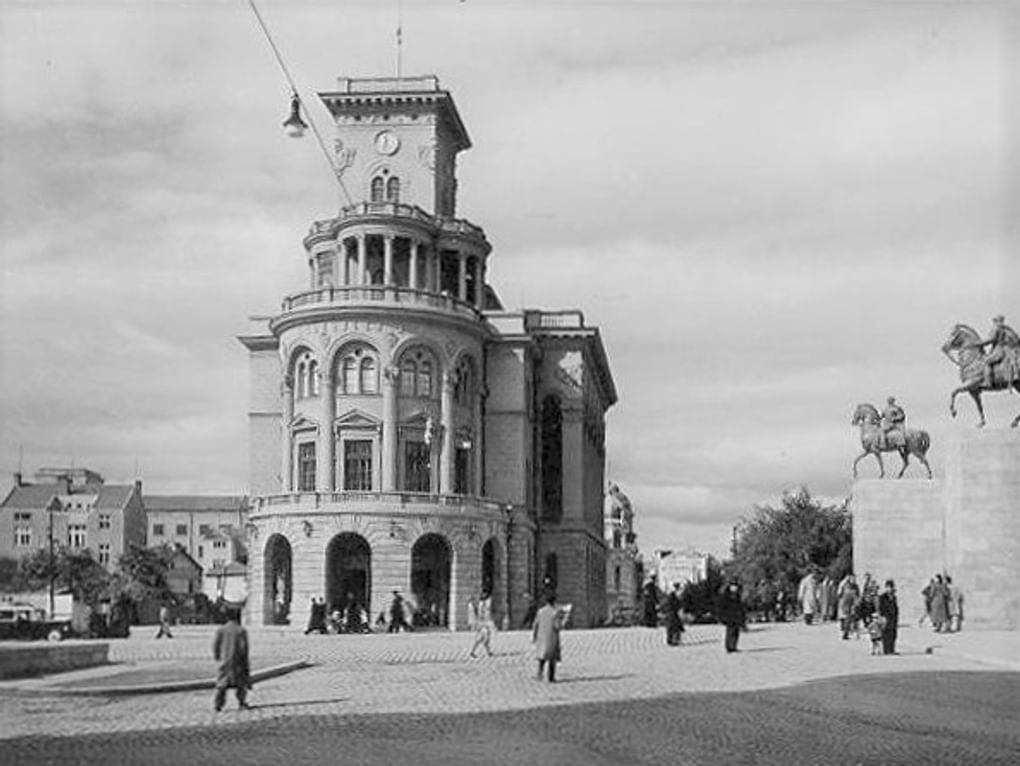 Здание Дома офицеров армии Югославии в Скопье, Северная Македония. Фотография: <a href="https://commons.wikimedia.org/wiki/File:Skoplje1930oficirskidom.jpg" target="_blank" rel="noopener">commons.wikimedia.org</a>