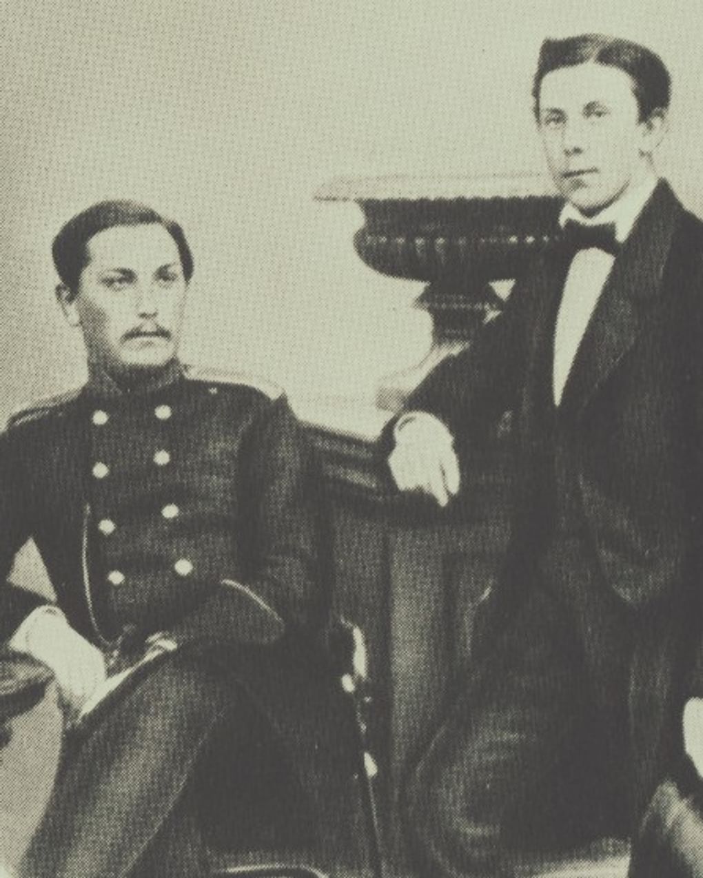 Модест Мусоргский (справа) с братом Филаретом Мусоргским. 1858. Фотография: mussorgsky.ru