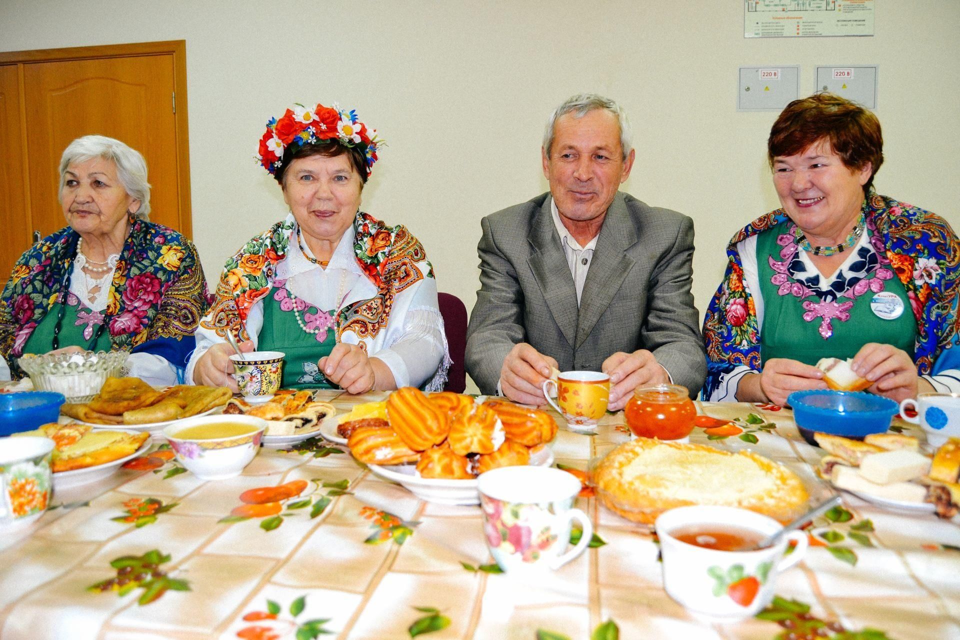 сценарий развлекательной программы для пенсионеров за столиками