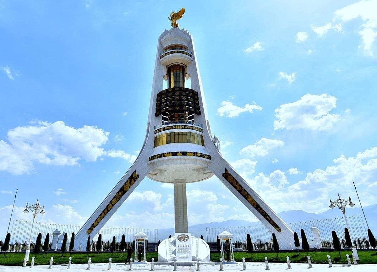 Монумент нейтралитета Туркменистана. Ашхабад монумент нейтралитета. Арка нейтралитета Туркменистана. Арка нейтралитета в Ашхабаде.