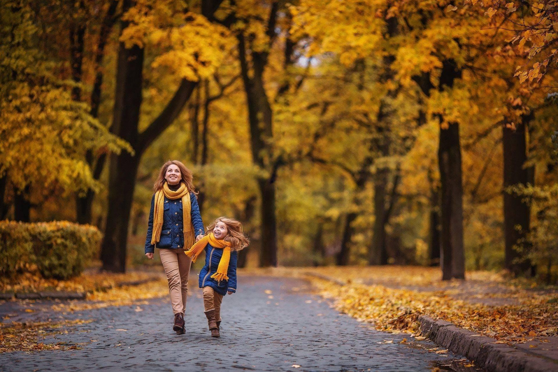 Мама с марусей любят гулять в парке. Осенняя прогулка. Осенняя фотосессия. Прогулка осенью. Осень парк дети.