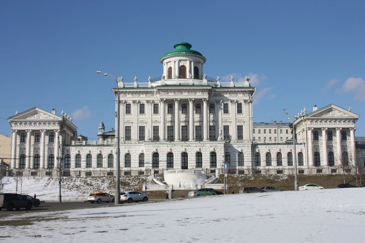 Дом пашкова лестница. Дом пашкова в москве. Дом пашкова снаружи и внутри. Дом пашкова баженов- классицизм. Дом пашкова в москве ночью.