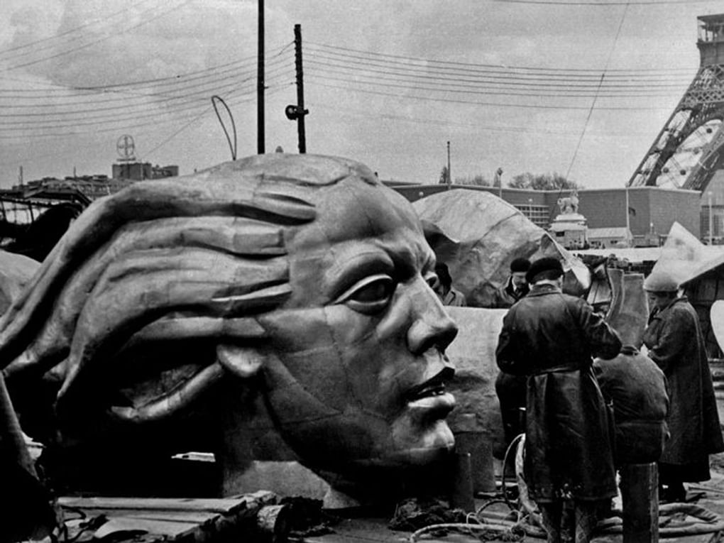 Монтаж скульптуры Веры Мухиной «Рабочий и колхозница» на Всемирной выставке в Париже. 1937 год. Фотография: Российский государственный архив литературы и искусства, Москва