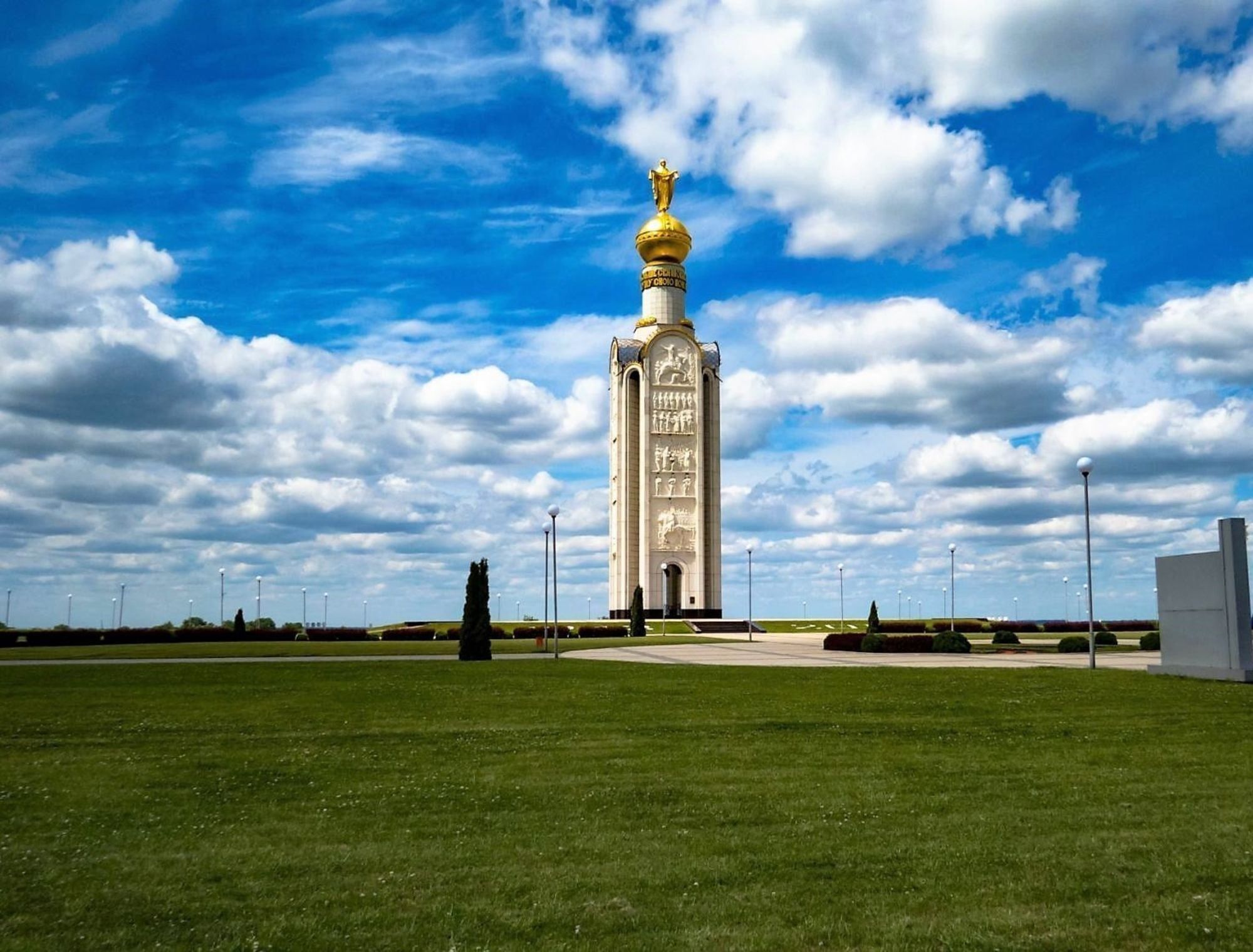 Прохоровка белгородская погода на неделю. Звонница Прохоровка. Парк Победы Прохоровка звонница. Звонница Белгород Прохоровка поле. Памятник Победы звонница.