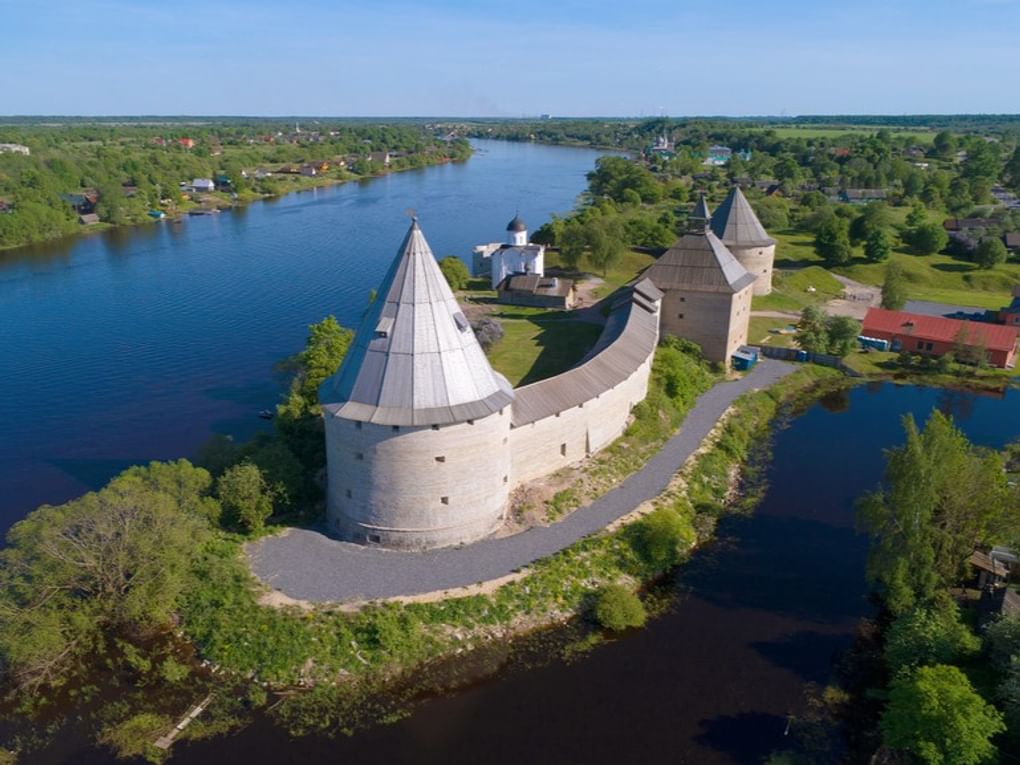 Староладожская крепость на фоне реки Волхов, село Старая Ладога, Ленинградская область. Фотография: Виктор Карасев / фотобанк «Лори»