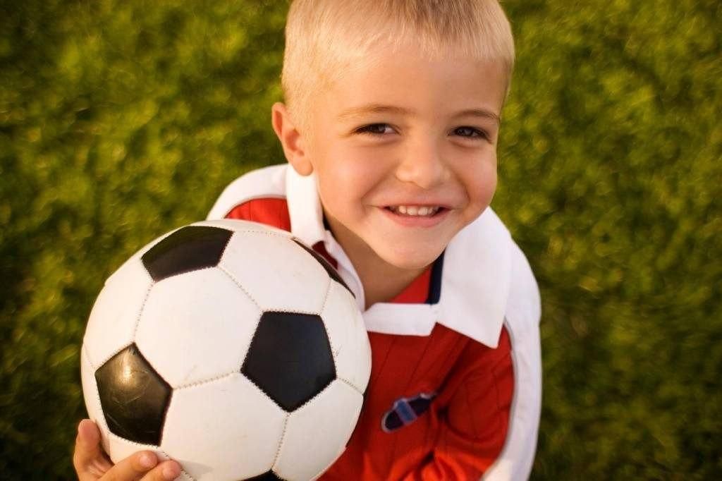 Мальчик мяч футбол. Мальчик с футбольным мячом. Ребенок с футбольным мячом. Дети спортсмены. Мяч для детей.
