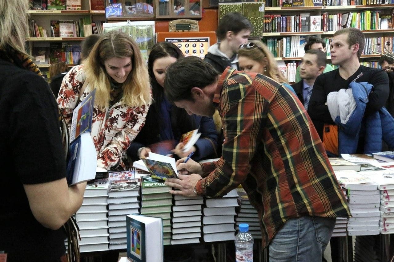 Библиотека творческая встреча. Встреча с читателями в книжном. Встреча с писателем. Встреча писателя с читателями. Встреча с читателями в книжном магазине.