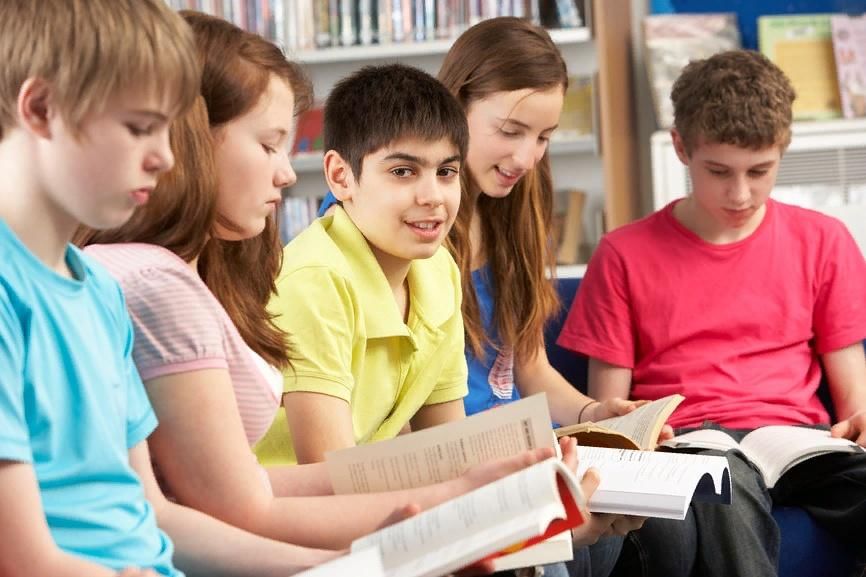 Подростковое право читать. Портрет школьника в круге. Teenage students. Students reading. Подростки читают с кодексом в школе.