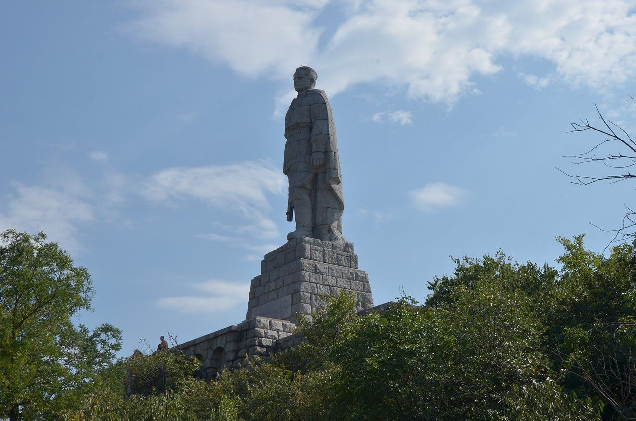 Болгария памятник солдату. Алёша (памятник, Пловдив). Памятник советскому солдату в Пловдиве. Памятник алёше в Болгарии. Памятник советскому солдату-освободителю Алеше (Болгария).