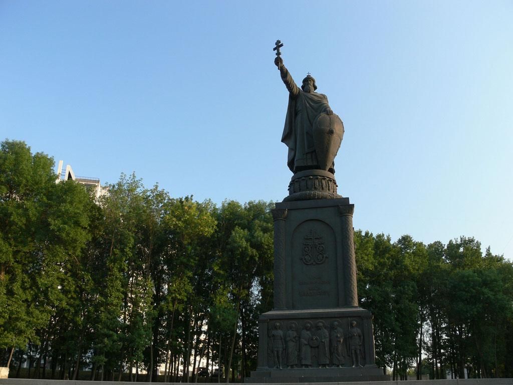 Памятники белгород. Памятник Владимиру великому (Белгород). Памятник князю Владимиру в Белгороде. Князь Владимир Белгород. Памятник великому князю Владимиру Белгород.