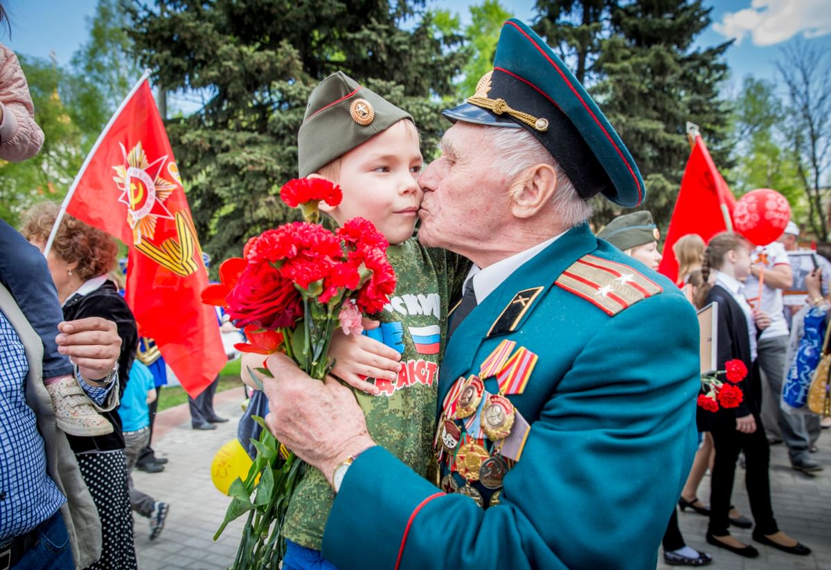 Дети дарят цветы ветеранам картинки