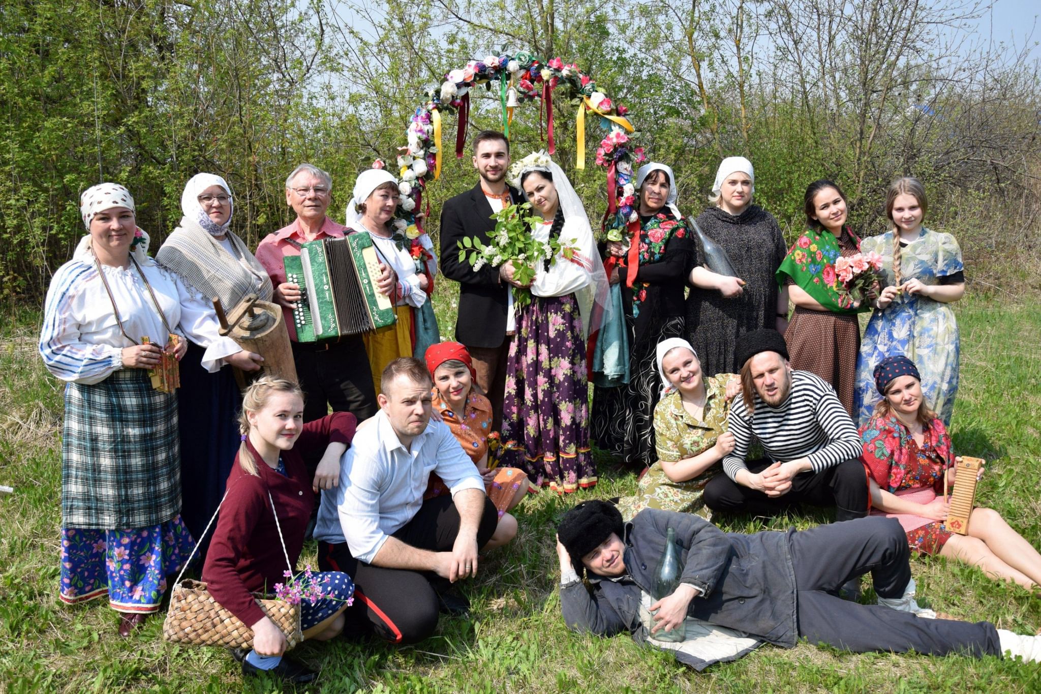 Радостный село. Счастливая деревня. Одна абсолютно счастливая деревня спектакль. Село щаслива Зинка. Вахтин одна абсолютно счастливая деревня.