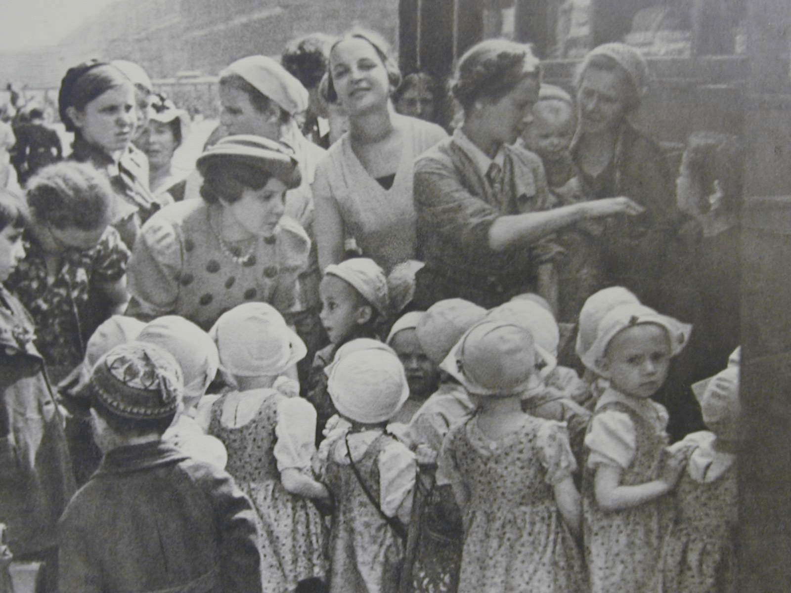Почему эвакуированные дети были похожи на старичков. Эвакуированные дети. Дети военного Ленинграда. Дети эвакуированные из Ленинграда. Дети эвакуированные из блокадного Ленинграда.