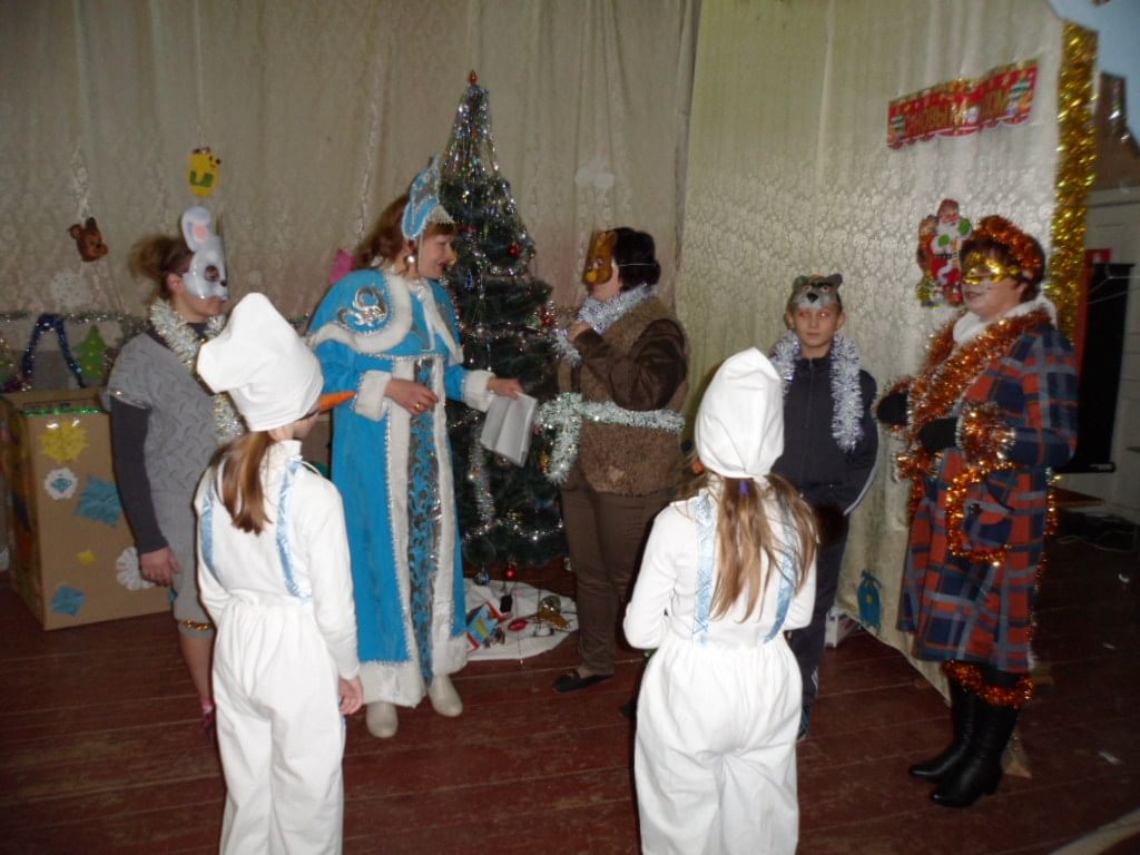 Новогодний сценарий для сельского клуба. Олейниковский сельский клуб. Новогодние приключения литературных героев. Новогодние приключения литературных героев в библиотеке. Новогодние приключения литературных героев описание мероприятия.