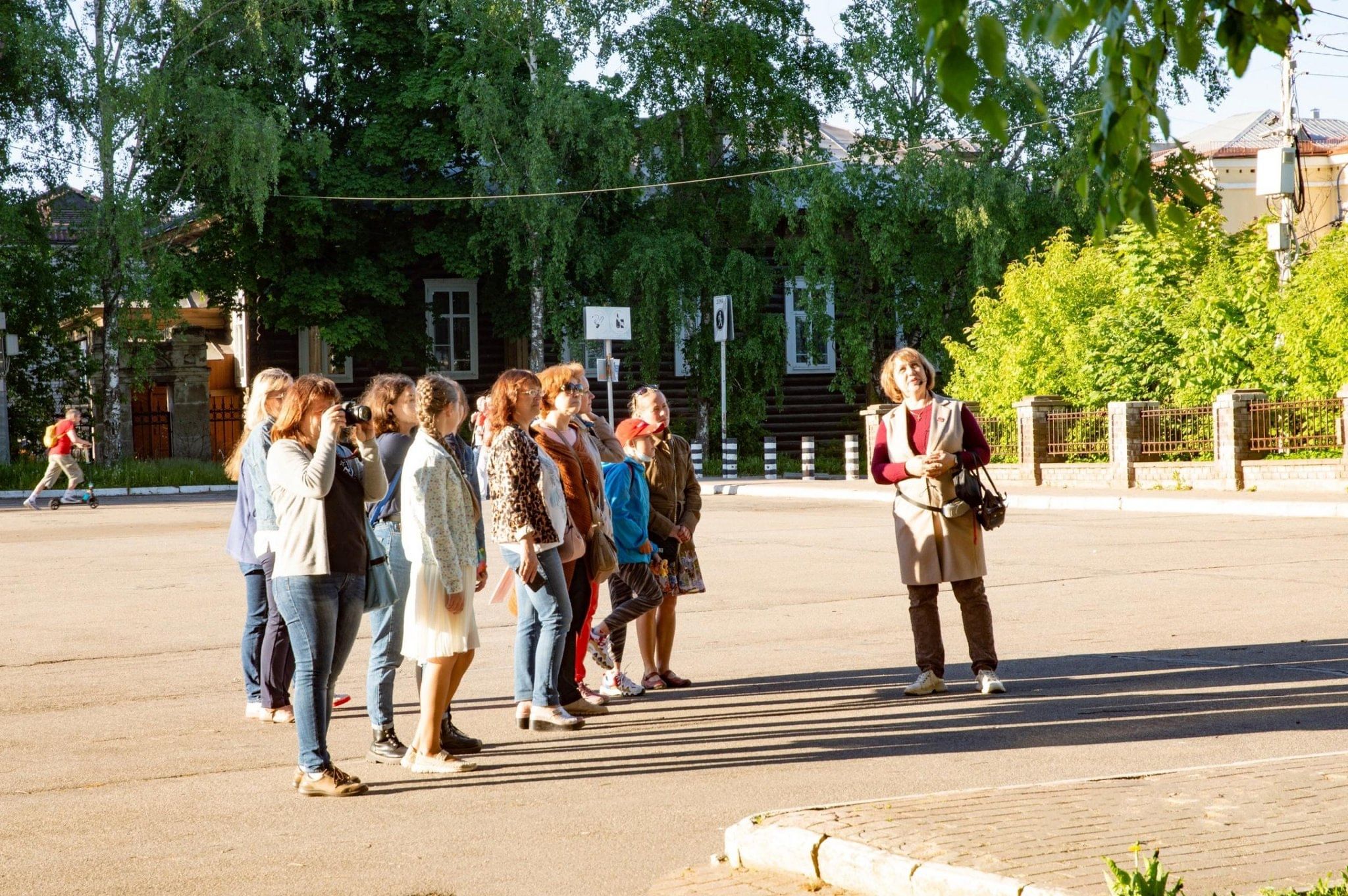 Краеведческая экскурсия. Экскурсовод. Всемирный день экскурсовода. Экскурсовод на улице в полный рост.