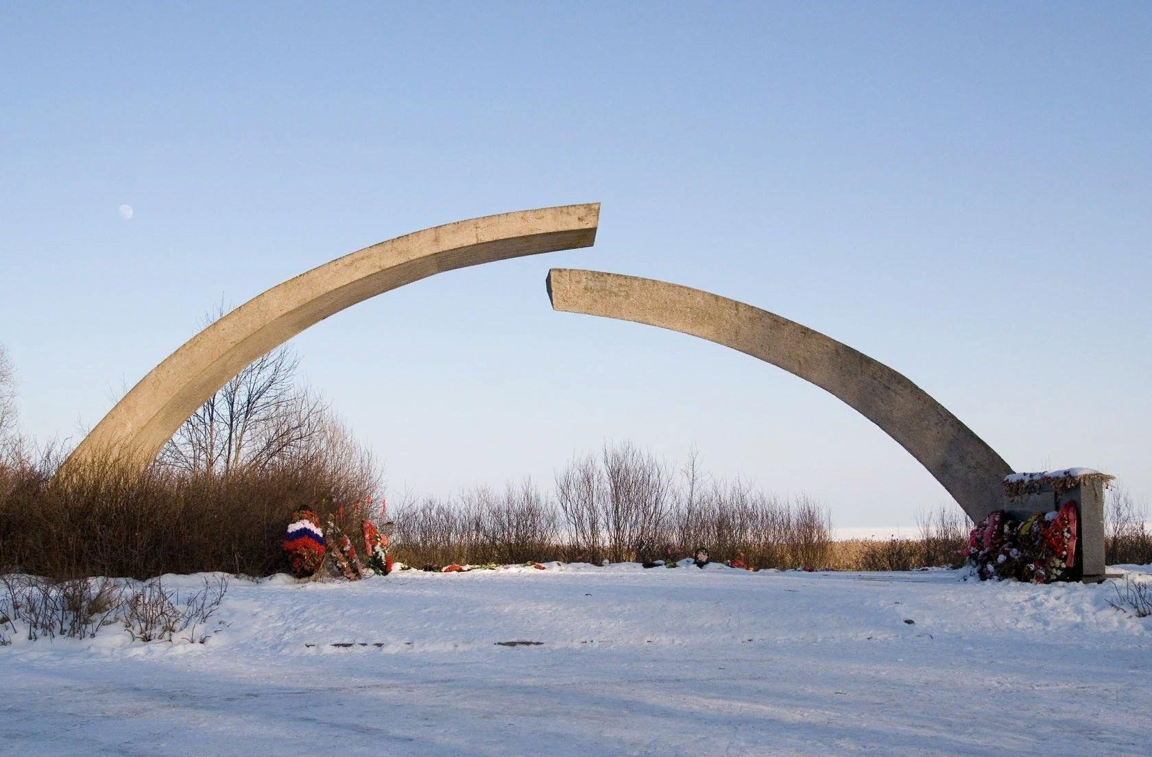 Памятник разорванное кольцо блокады Ленинграда