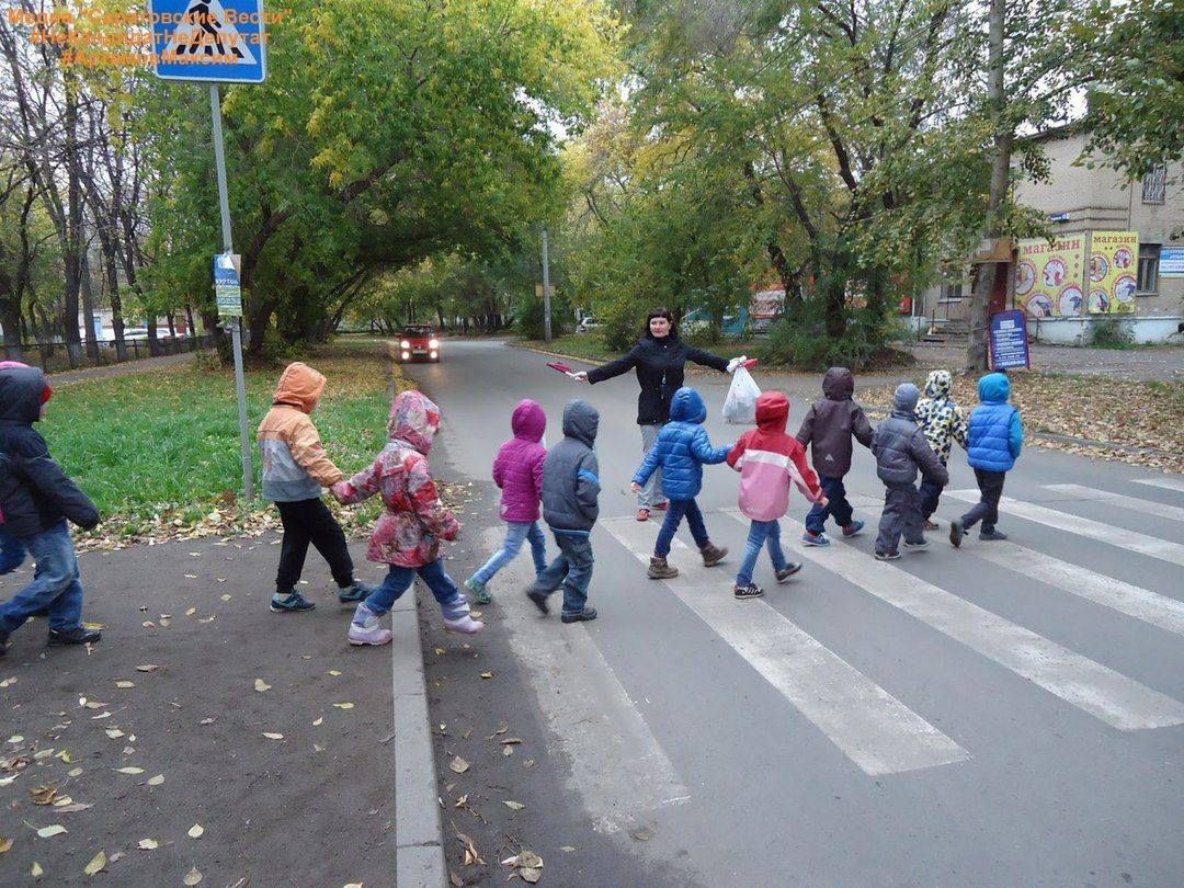 Пешеход во дворе