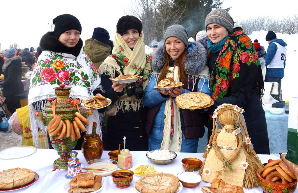 Раздача блинов на Масленицу