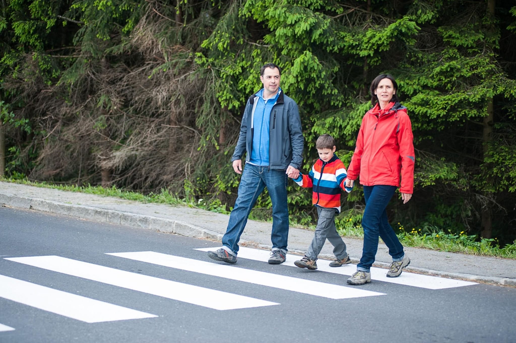 Слышать переходить. Дети на дороге. Пешеход на дороге. Дети переходят дорогу. Родители переходят дорогу с детьми.
