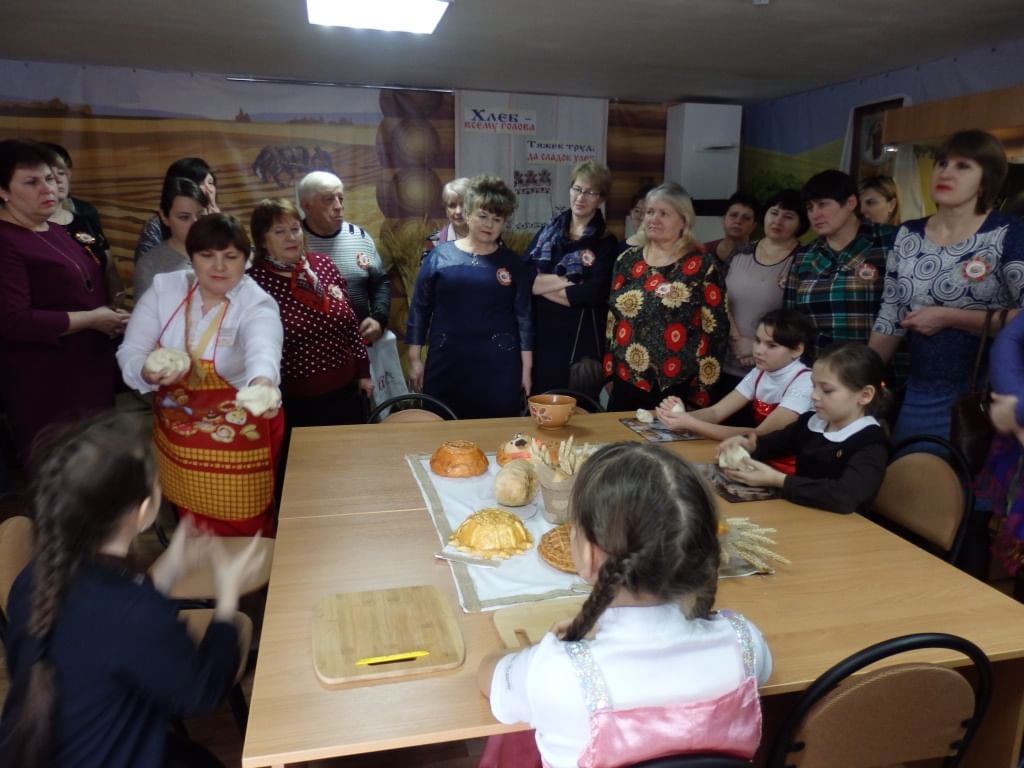 Погода большая халань белгородская. Музей хлеба с. большая Халань. Большехаланский сельский дом культуры. Ветеранская организация села большая Халань.
