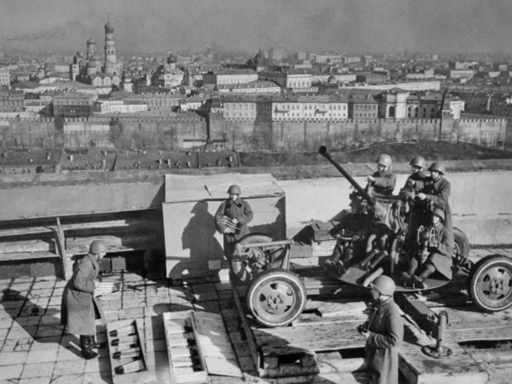 Советские солдаты на крыше здания ГЭС-2. Фотография: Музей Мосэнерго и энергетики Москвы / <a href="https://ges-2.org/history-and-architecture-ges-2-during-the-war-years" target="_blank">ges-2.org</a>