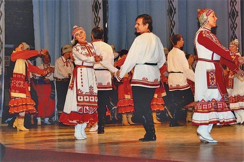 Народно песенные. Чуваши национальный ансамбль. Национальный танец чувашей. Танец чуваши Чувашский. Чуваши народ танцы.