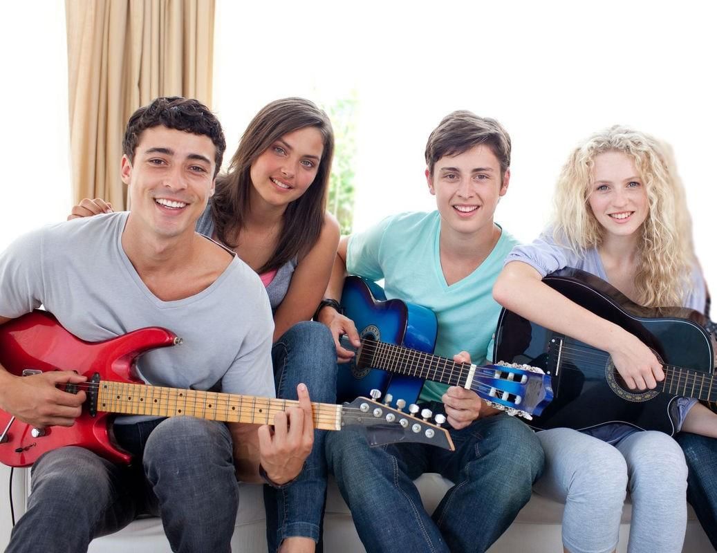 Взрослая молодой группа. Молодежь с гитарой. Современные музыканты. Современная молодежь. Музыкальная группа подростков.