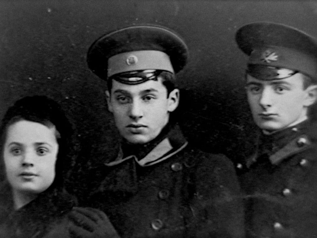 Слева направо: братья Борис Кауфман, Михаил Кауфман и Дзига Вертов (Давид Кауфман). 1910-е. Фотография: togdazine.ru
