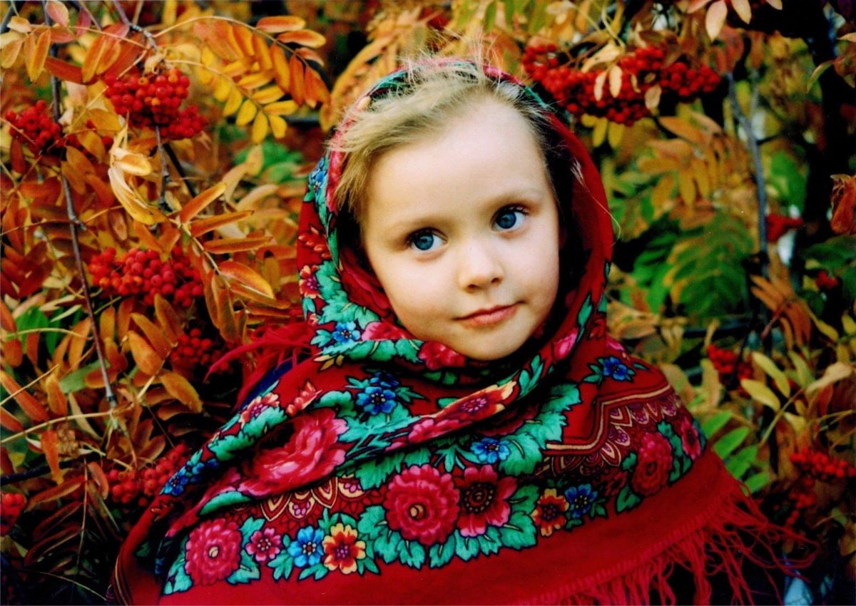 Девочка в русском платке