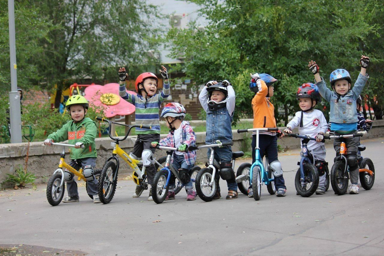 Беговелы форум. Дети с велосипедом. Дети на беговелах. Соревнования на велосипедах для детей. Соревнования на беговелах.