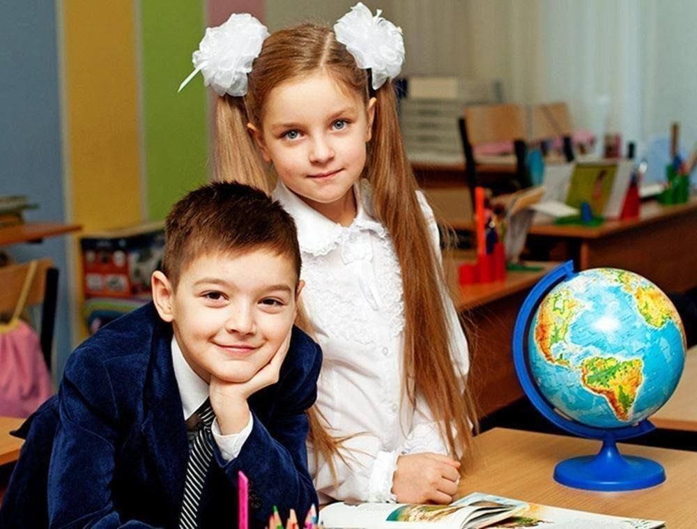 Младше классник. Красивые первоклашки. Школьники младших классов. Ученики первоклассники. Фотосъемка в школе.