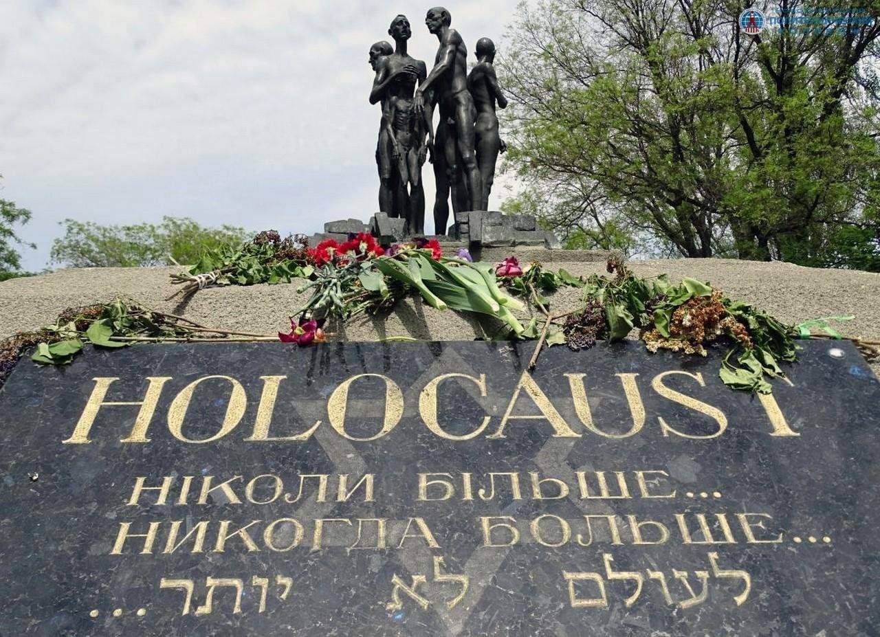 Холокост это. Памятников, посвящённых памяти жертв Холокоста.