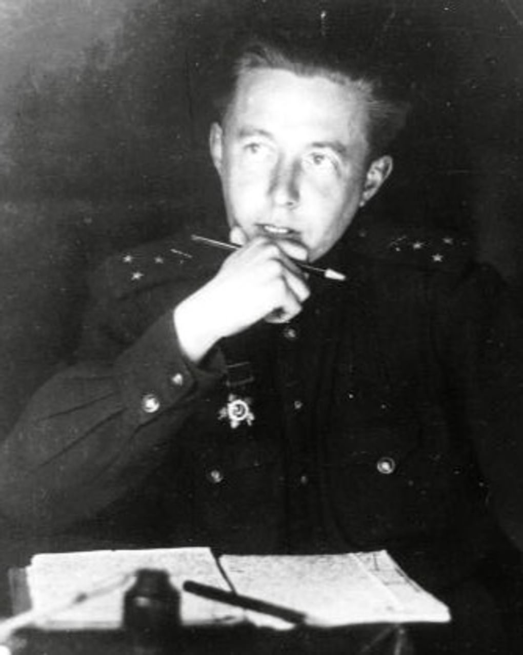 Старший лейтенант Александр Солженицын в блиндаже. Февраль 1944. Фотография: syg.ma