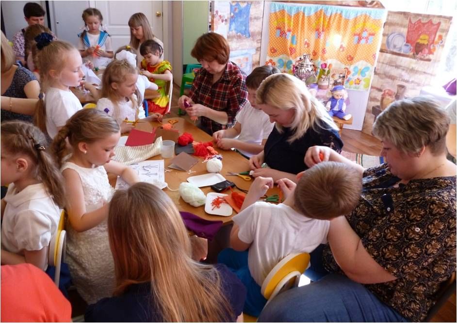 Семейный клуб семьи. Чаепитие в ДОУ С родителями. Родители и дети в детском саду. Встреча детей в детском саду. Семейный клуб в детском саду.