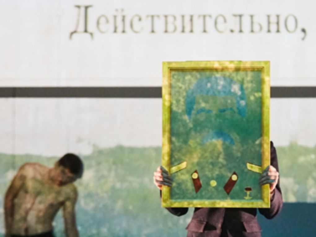 Сцена из спектакля Максима Диденко «Я здесь». Театр «Старый дом», Новосибирск. Фотография: <a href="https://www.goldenmask.ru/spect_1531.html" target="_blank">goldenmask.ru</a>
