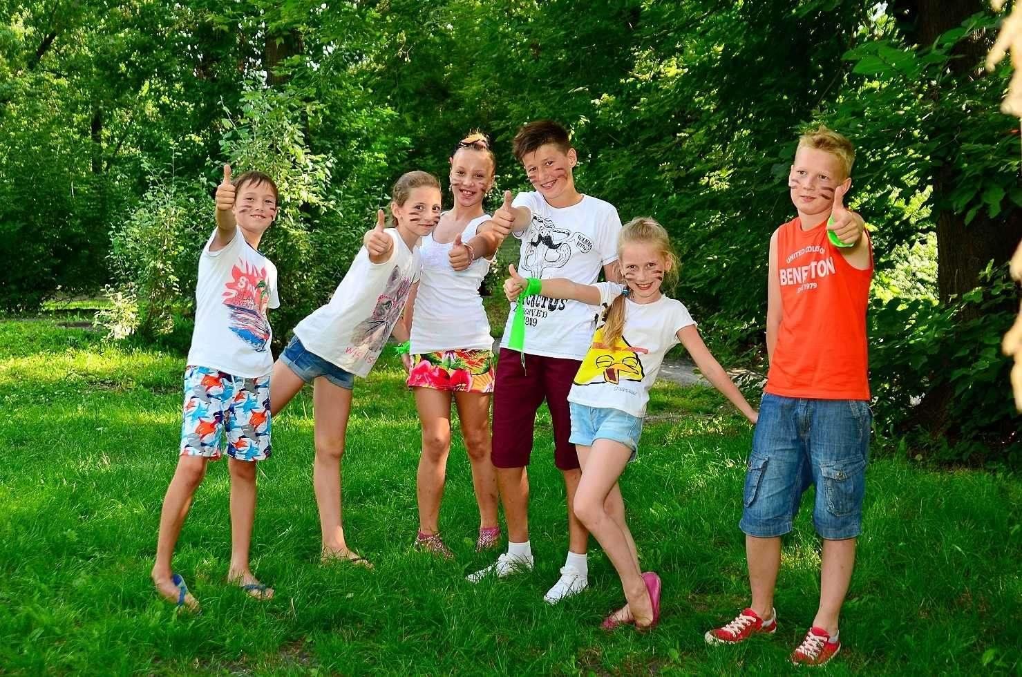 Лето для подростков 15 лет. Детский летний лагерь. Дети летом в лагере. Детский лагерь на природе. Счастливые дети в лагере.