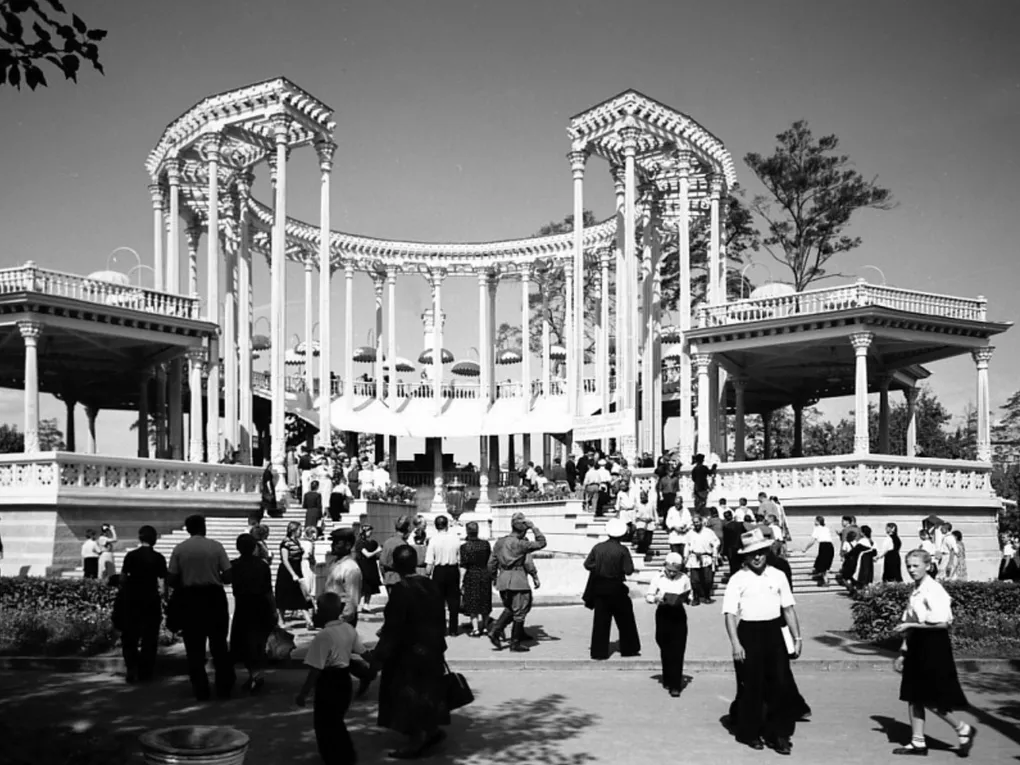 Узбекская чайхана. Выставка достижений народного хозяйства. Москва. Фотография: <a href="https://vdnh.ru/places/uzbekskaya-chaykhana_old/#gallery-2" target="_blank" rel="noopener">vdnh.ru</a>